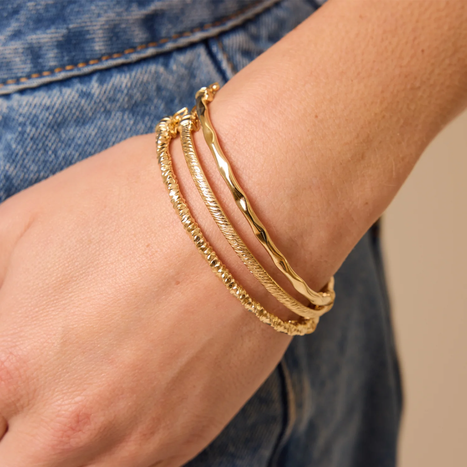Fine Diamond Cut Gold Bangle - Image 2
